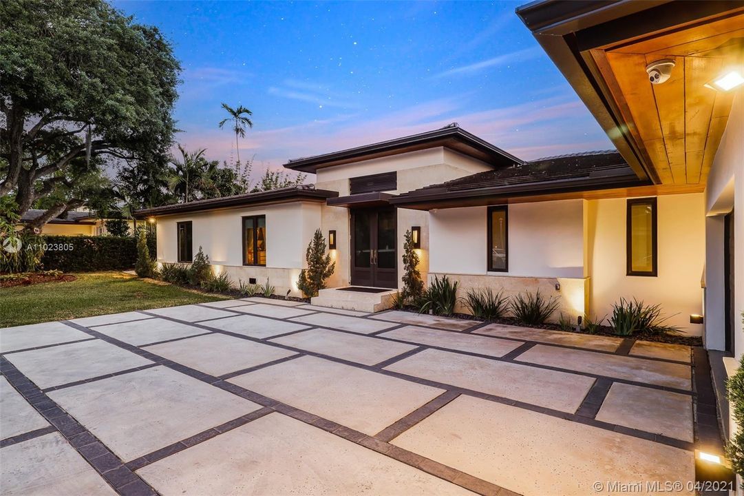 Recently Sold: $4,750,000 (5 beds, 5 baths, 4009 Square Feet)