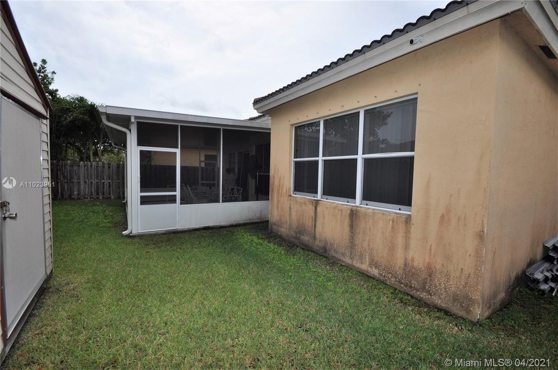 Recently Sold: $325,000 (3 beds, 2 baths, 1897 Square Feet)