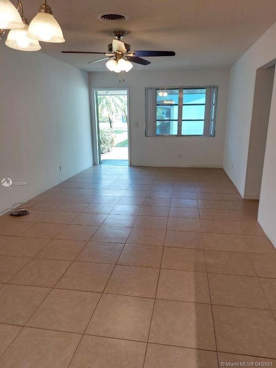 Recently Rented: $1,450 (2 beds, 1 baths, 900 Square Feet)