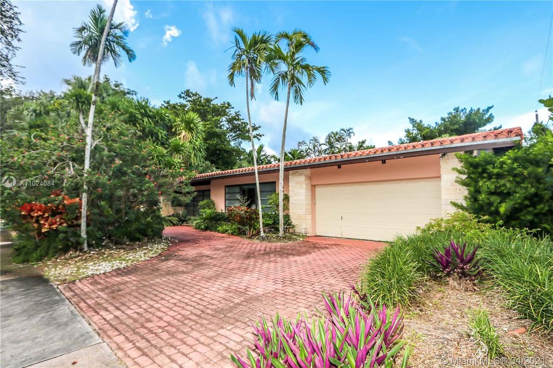 Recently Sold: $1,600,000 (3 beds, 2 baths, 1817 Square Feet)