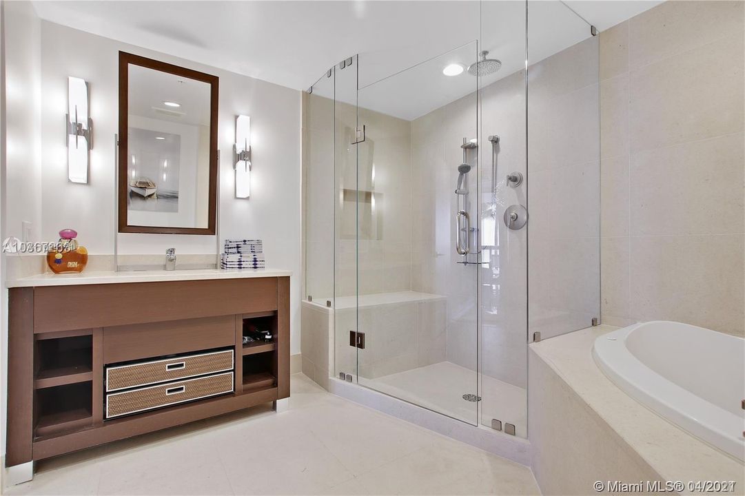 最近售出: $3,500,000 (2 贝兹, 2 浴室, 2450 平方英尺)