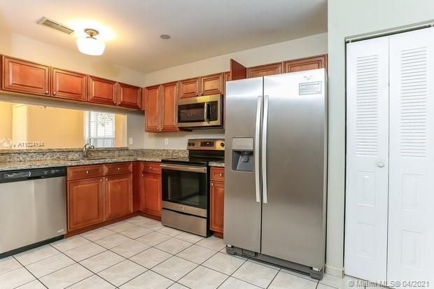 Recently Rented: $3,150 (4 beds, 2 baths, 1981 Square Feet)