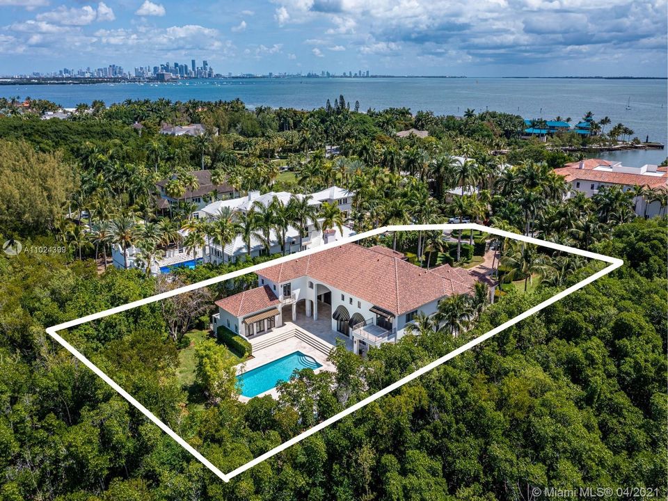 Recently Sold: $9,500,000 (7 beds, 6 baths, 7057 Square Feet)