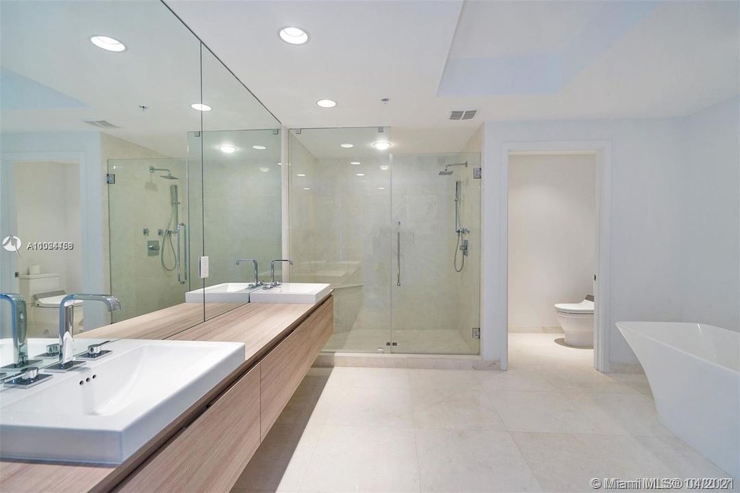 最近售出: $1,099,000 (3 贝兹, 3 浴室, 2390 平方英尺)