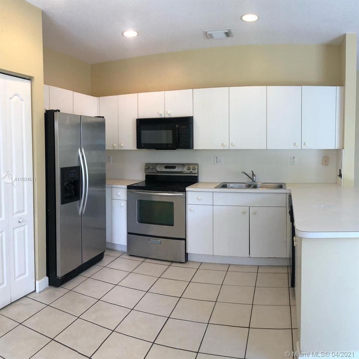 Недавно продано: $365,000 (3 спален, 2 ванн, 2043 Квадратных фут)