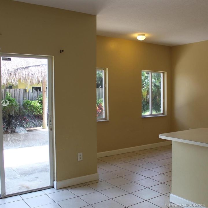 Недавно продано: $365,000 (3 спален, 2 ванн, 2043 Квадратных фут)