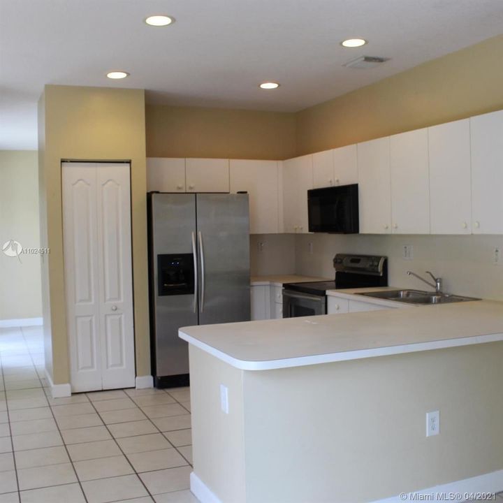 Недавно продано: $365,000 (3 спален, 2 ванн, 2043 Квадратных фут)