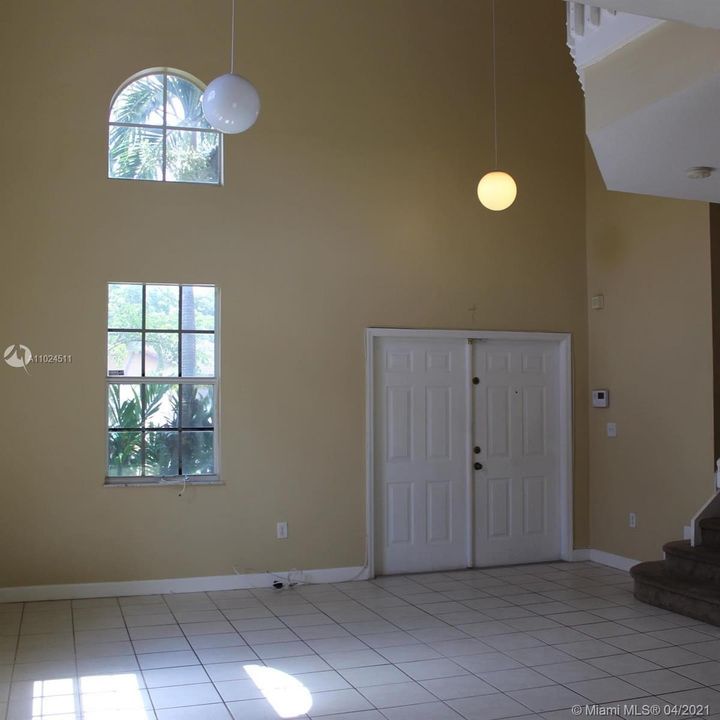 Недавно продано: $365,000 (3 спален, 2 ванн, 2043 Квадратных фут)