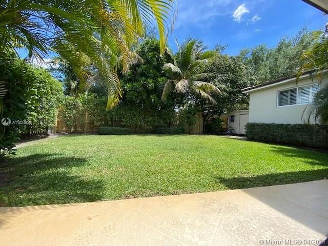 Recently Sold: $689,000 (4 beds, 2 baths, 2011 Square Feet)