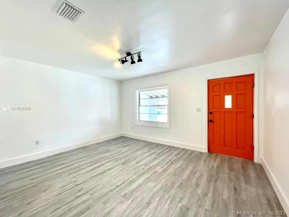 最近租的: $2,400 (2 贝兹, 1 浴室, 1456 平方英尺)