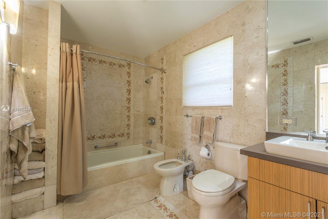 Недавно продано: $6,100,000 (4 спален, 4 ванн, 4170 Квадратных фут)