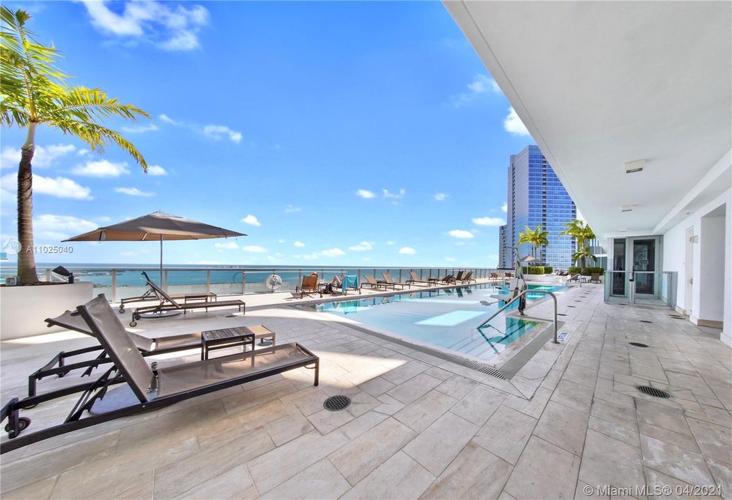 Recently Sold: $759,000 (2 beds, 2 baths, 997 Square Feet)