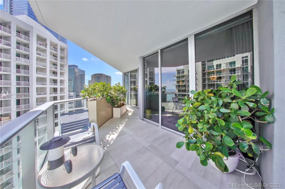 Recently Sold: $759,000 (2 beds, 2 baths, 997 Square Feet)