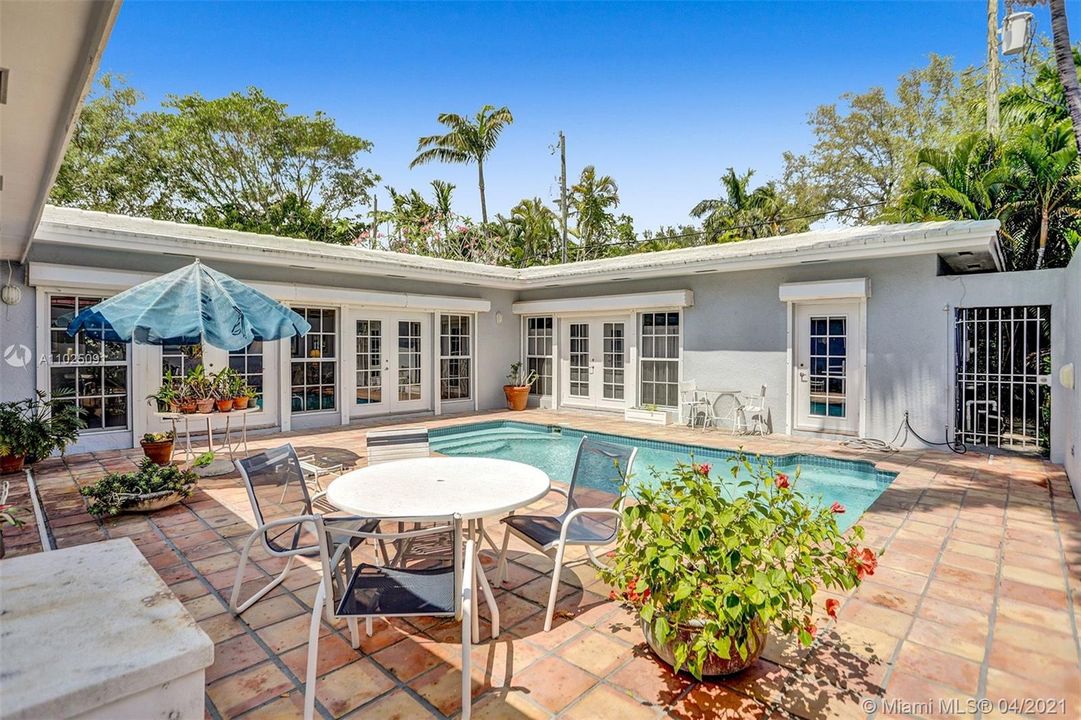 Recently Sold: $950,000 (3 beds, 2 baths, 2292 Square Feet)
