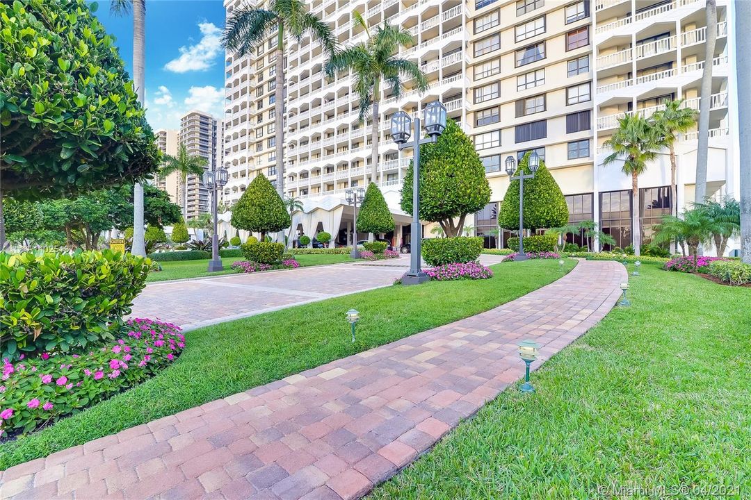 Recently Sold: $1,600,000 (2 beds, 2 baths, 2010 Square Feet)