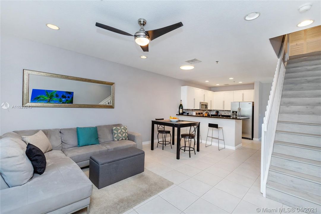 Recently Sold: $320,000 (2 beds, 2 baths, 1185 Square Feet)