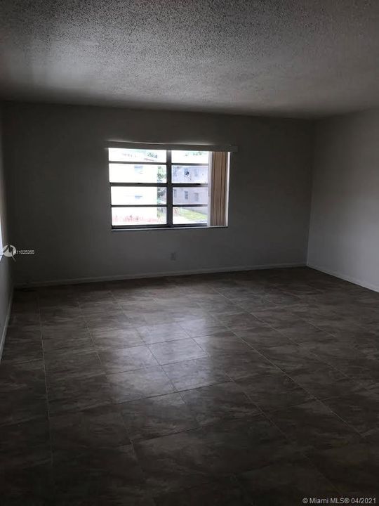 Recently Rented: $1,250 (2 beds, 1 baths, 832 Square Feet)