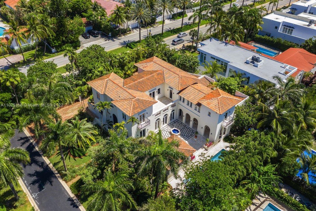 Recently Sold: $6,950,000 (6 beds, 6 baths, 5846 Square Feet)