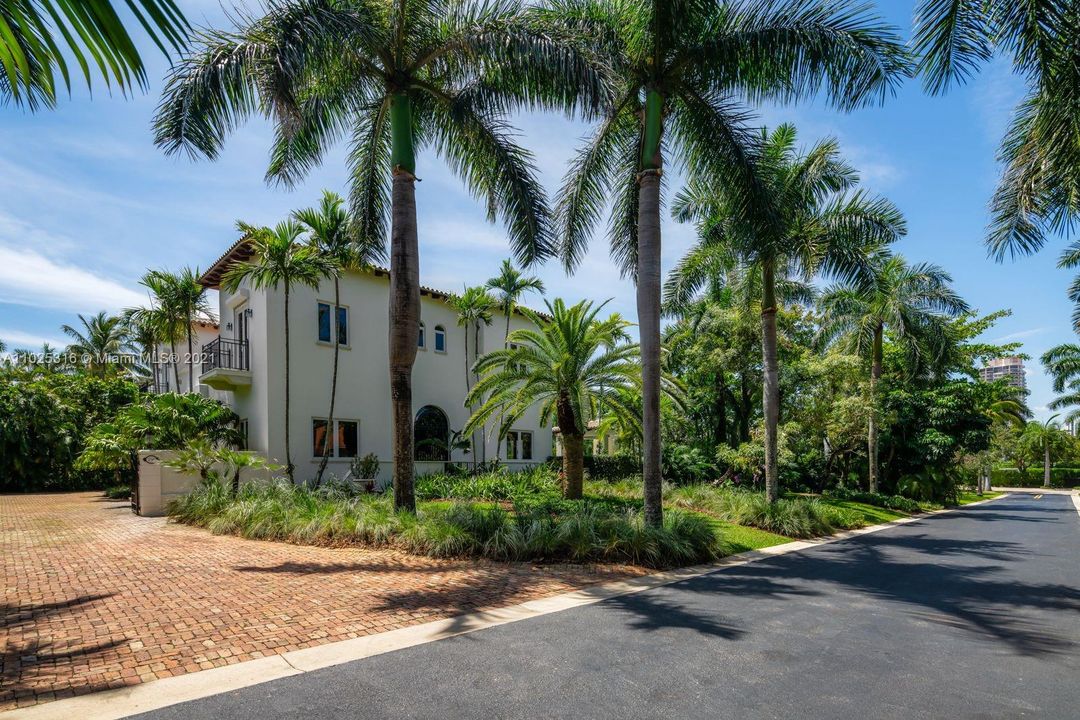 Recently Sold: $6,950,000 (6 beds, 6 baths, 5846 Square Feet)