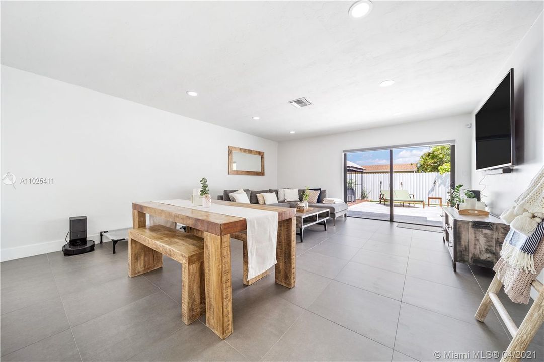 Recently Sold: $595,000 (3 beds, 2 baths, 1676 Square Feet)