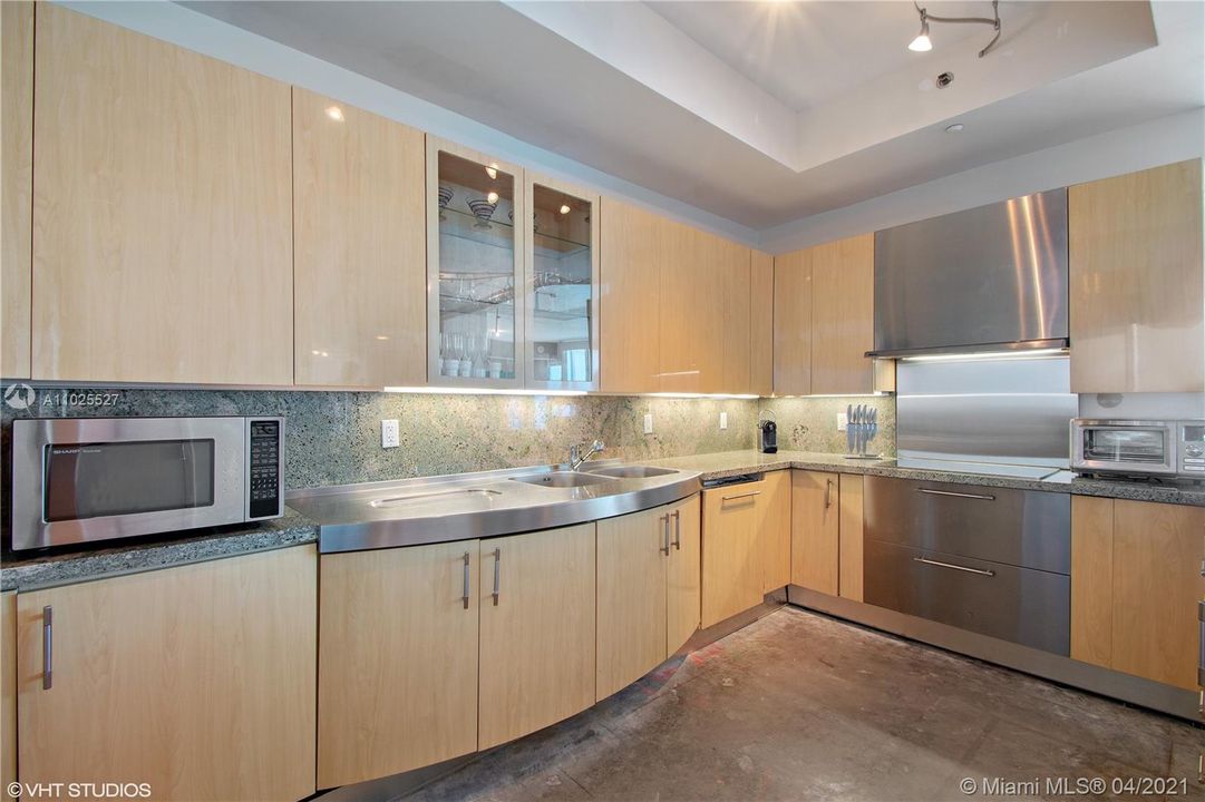 Recently Sold: $3,295,000 (2 beds, 2 baths, 1870 Square Feet)