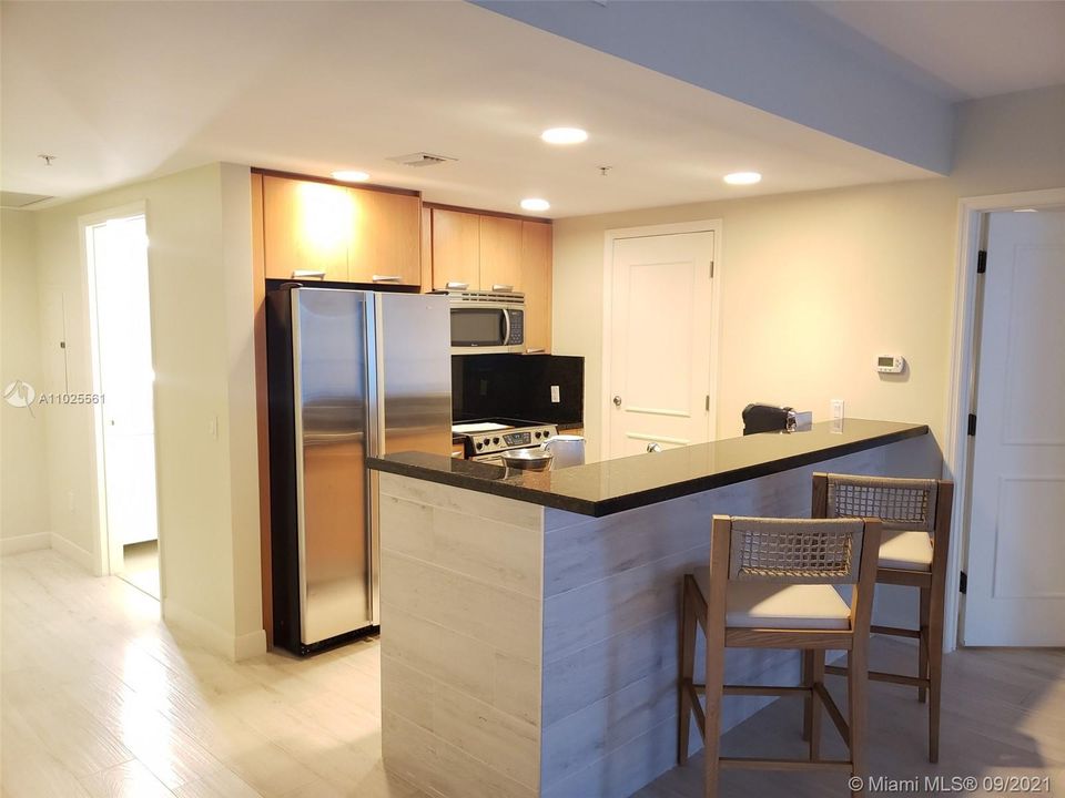 Recently Sold: $299,800 (1 beds, 1 baths, 978 Square Feet)