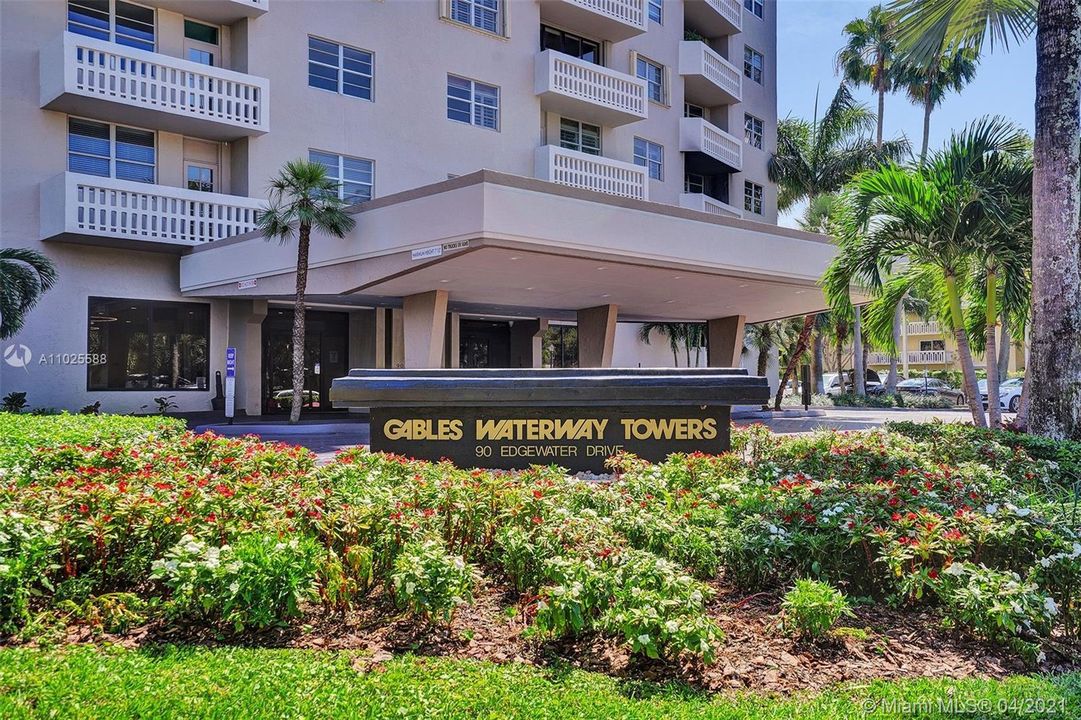 Recently Sold: $318,000 (1 beds, 1 baths, 880 Square Feet)