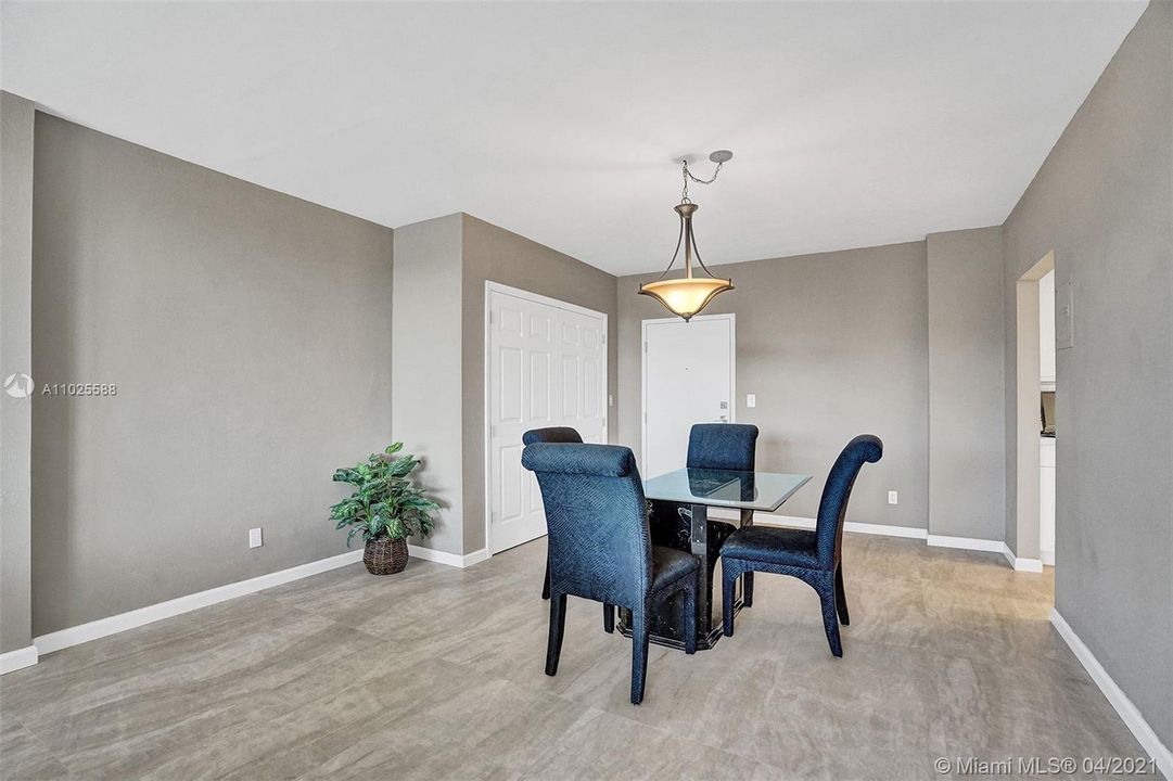 Recently Sold: $318,000 (1 beds, 1 baths, 880 Square Feet)