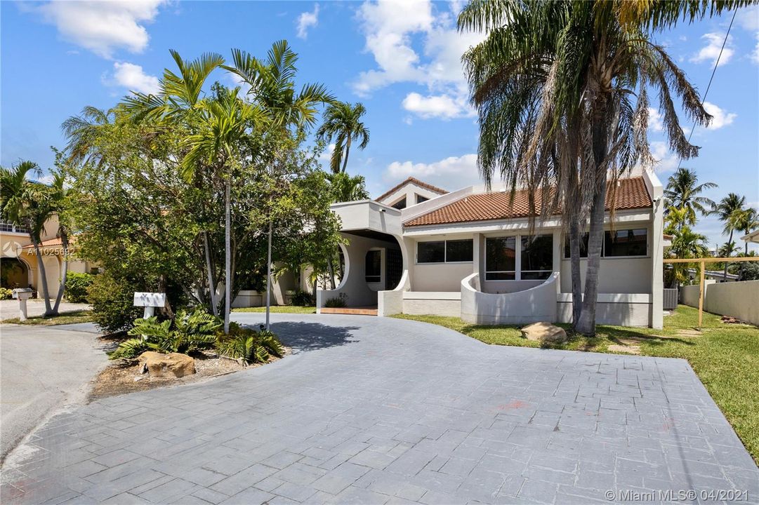Recently Sold: $2,195,000 (4 beds, 4 baths, 3198 Square Feet)