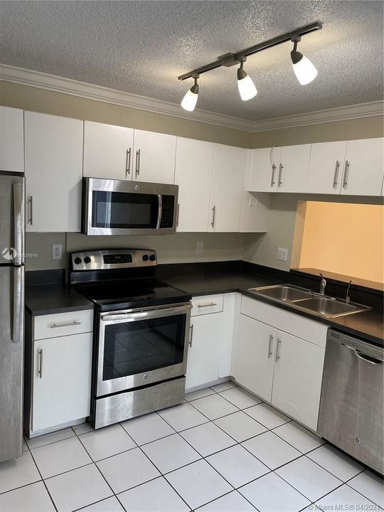 Recently Rented: $2,450 (3 beds, 2 baths, 1666 Square Feet)