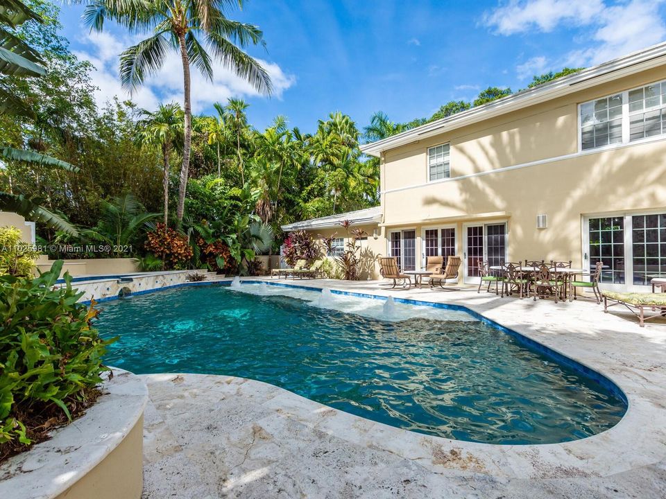 Recently Sold: $4,900,000 (5 beds, 5 baths, 4616 Square Feet)