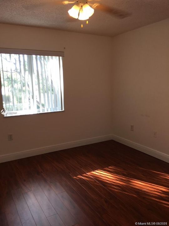 Recently Rented: $1,550 (2 beds, 1 baths, 950 Square Feet)