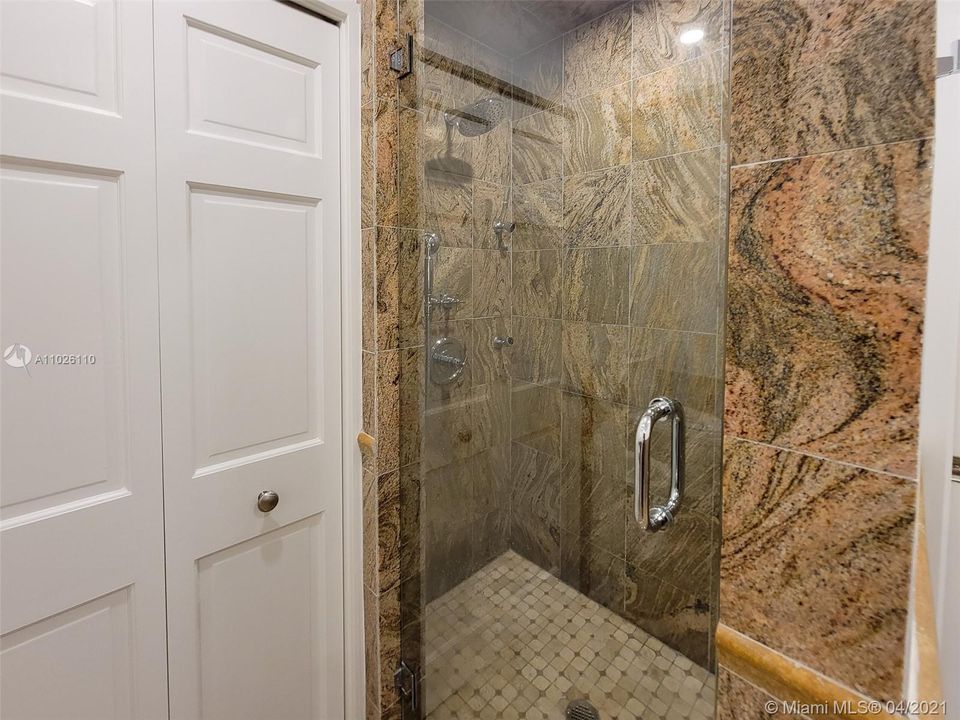 最近售出: $1,290,500 (2 贝兹, 2 浴室, 1875 平方英尺)