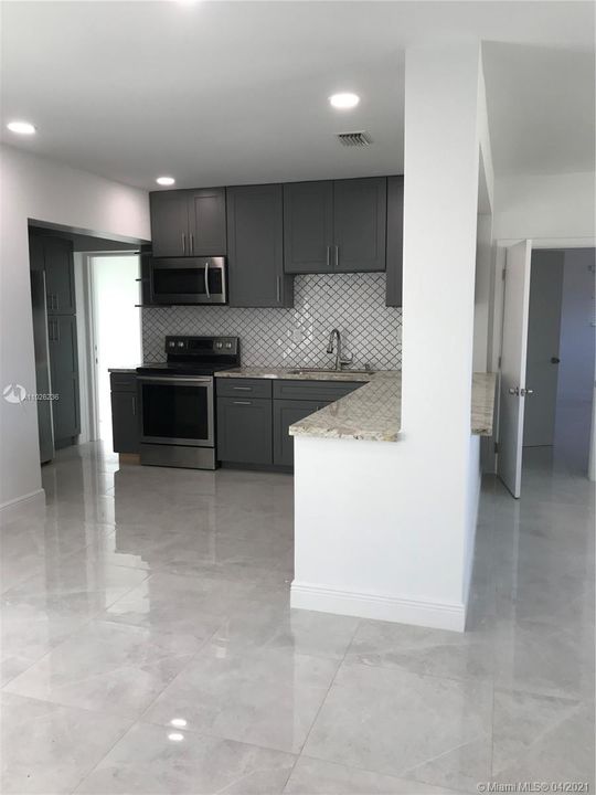 最近租的: $3,900 (5 贝兹, 3 浴室, 1629 平方英尺)