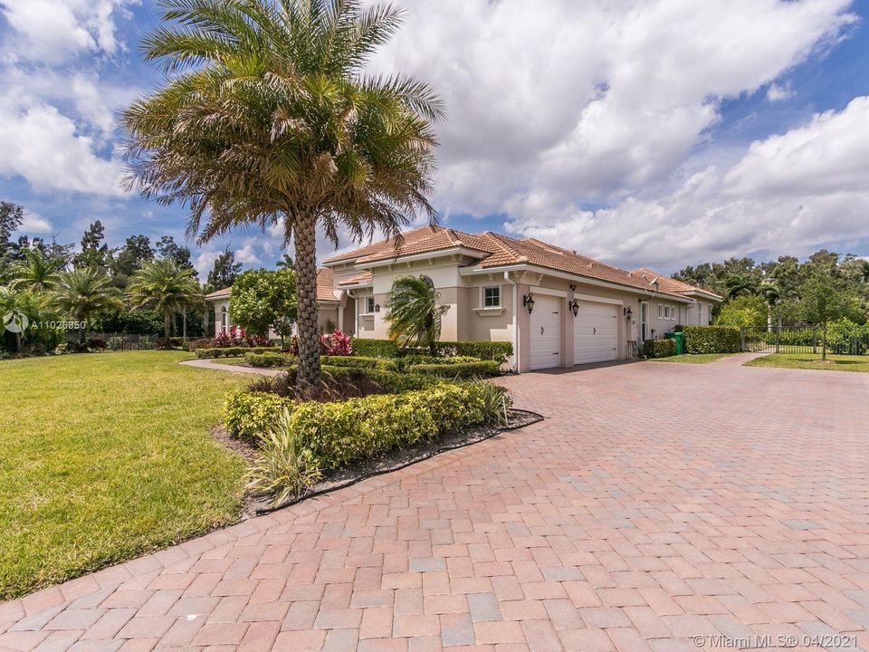 Recently Sold: $1,570,000 (4 beds, 3 baths, 4742 Square Feet)