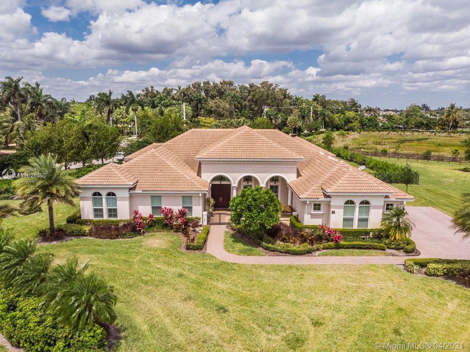 Recently Sold: $1,570,000 (4 beds, 3 baths, 4742 Square Feet)