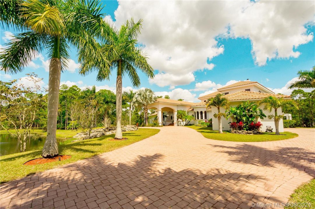 Recently Sold: $3,865,000 (5 beds, 6 baths, 6847 Square Feet)