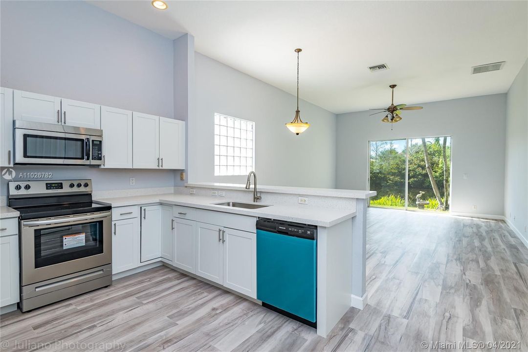 Vendido Recientemente: $397,000 (3 camas, 2 baños, 1941 Pies cuadrados)