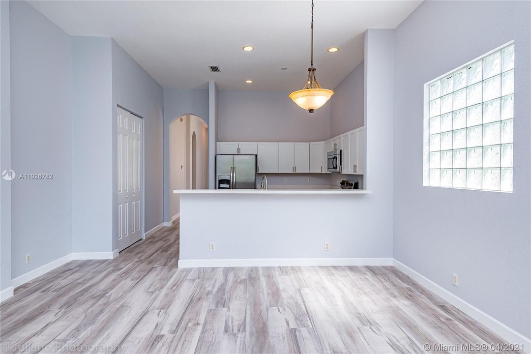Vendido Recientemente: $397,000 (3 camas, 2 baños, 1941 Pies cuadrados)