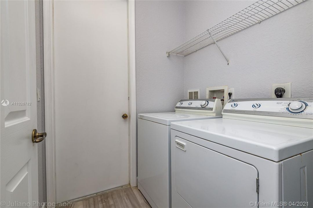Vendido Recientemente: $397,000 (3 camas, 2 baños, 1941 Pies cuadrados)