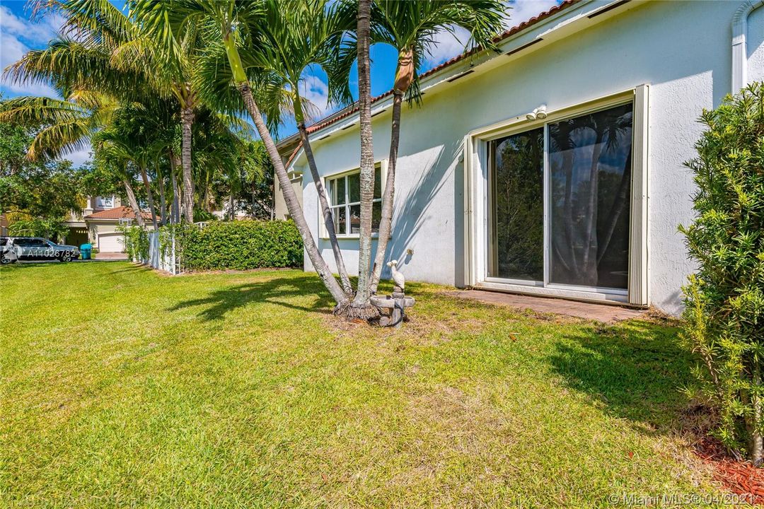 Vendido Recientemente: $397,000 (3 camas, 2 baños, 1941 Pies cuadrados)