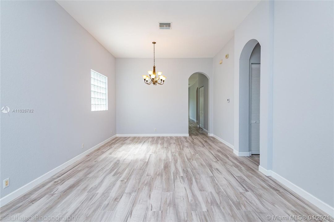 Vendido Recientemente: $397,000 (3 camas, 2 baños, 1941 Pies cuadrados)