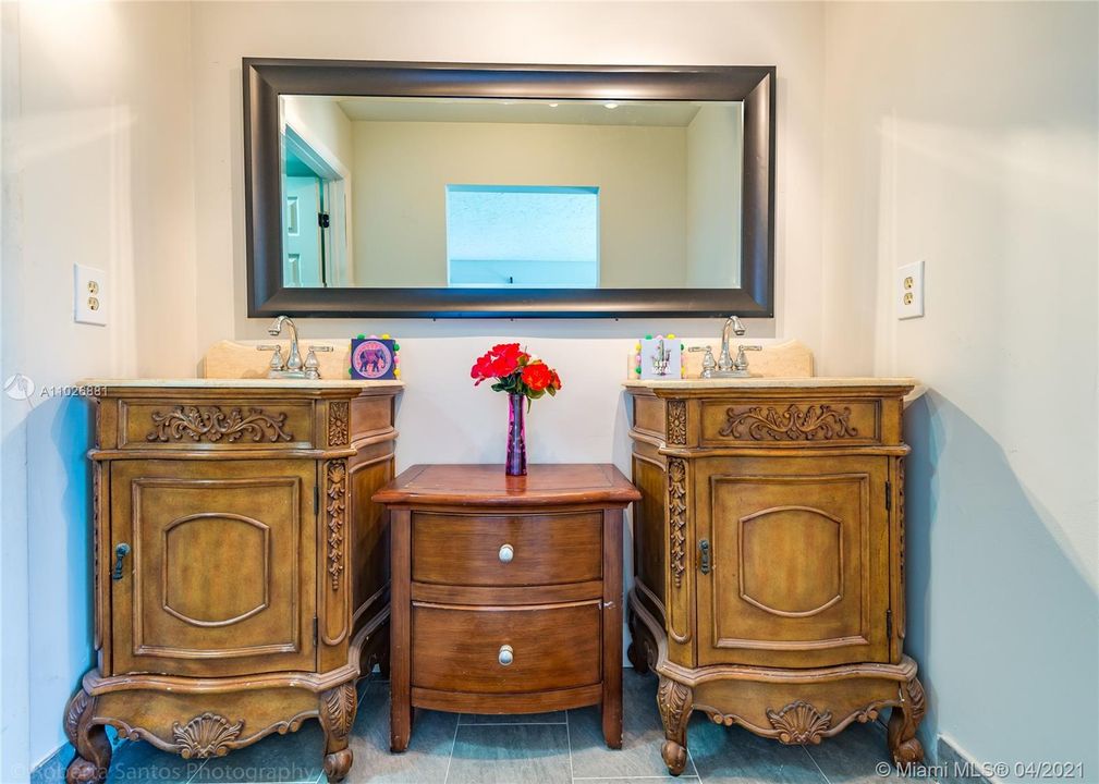 最近售出: $487,000 (5 贝兹, 3 浴室, 1960 平方英尺)