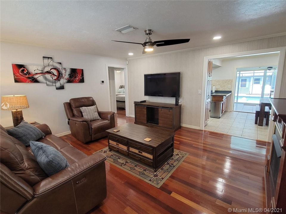 Recently Sold: $405,000 (4 beds, 2 baths, 1650 Square Feet)