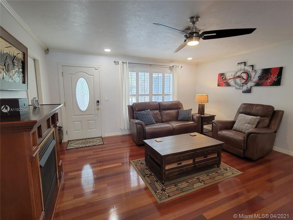 Recently Sold: $405,000 (4 beds, 2 baths, 1650 Square Feet)