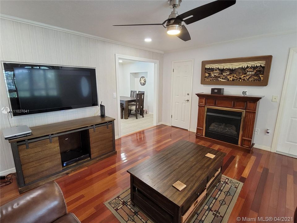 Recently Sold: $405,000 (4 beds, 2 baths, 1650 Square Feet)