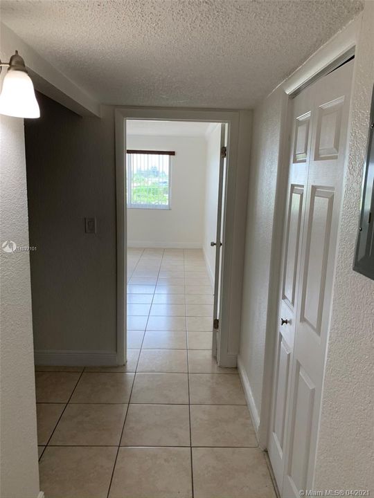 Recently Rented: $990 (0 beds, 1 baths, 429 Square Feet)