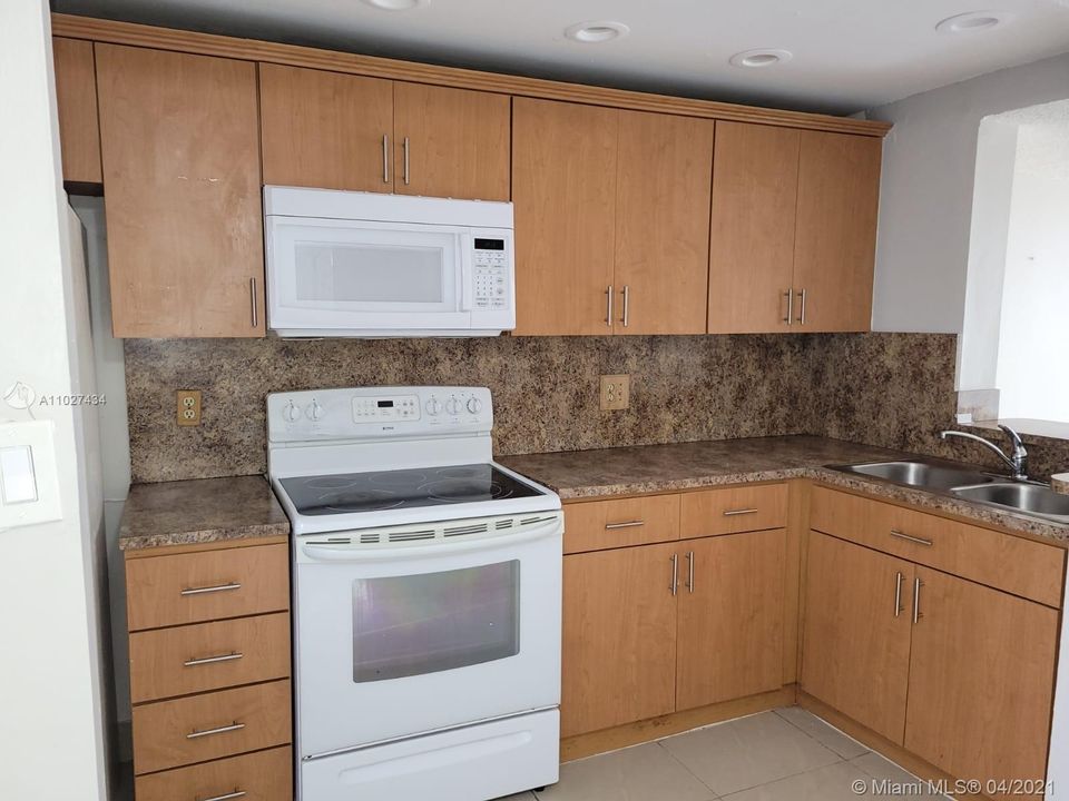 Recently Rented: $1,600 (2 beds, 1 baths, 792 Square Feet)