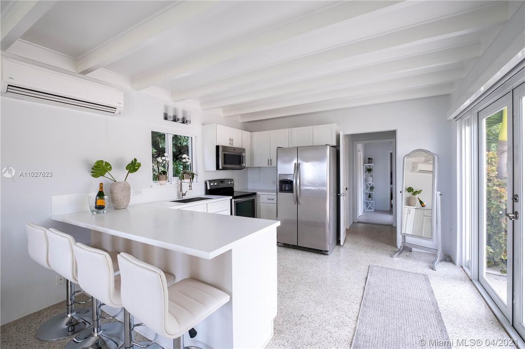 Recently Sold: $3,800,000 (3 beds, 2 baths, 1825 Square Feet)