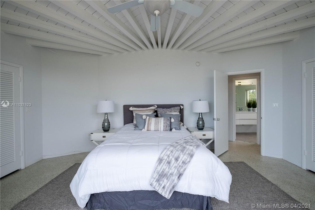 Recently Sold: $3,800,000 (3 beds, 2 baths, 1825 Square Feet)
